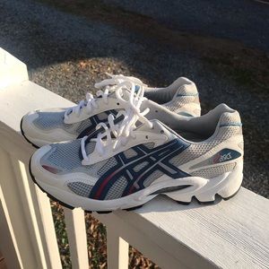 NWT men’s white/gray Asics GT-2070 running shoes